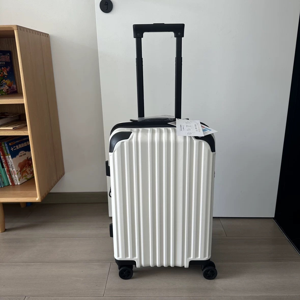 Robuster Hartschalenkoffer mit mehreren Fächern