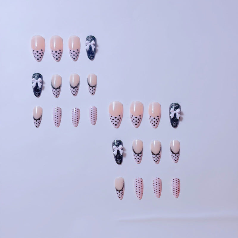 Elegante Kunstnägel mit Spitzendesign und Schleifenakzenten Brehn