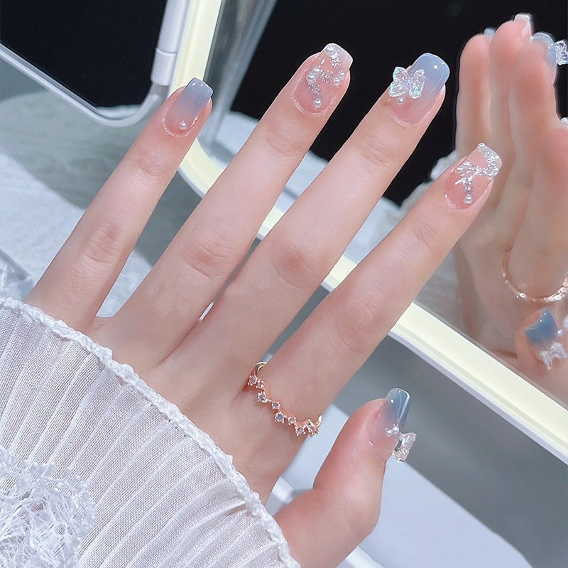 Kunstnagelset mit funkelnden Glitzer-Elementen und ansprechendem Ombre-Design Brehn