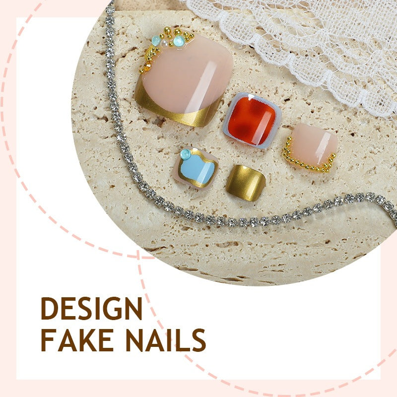 Kunstnagelset mit eleganten goldenen Akzenten Brehn