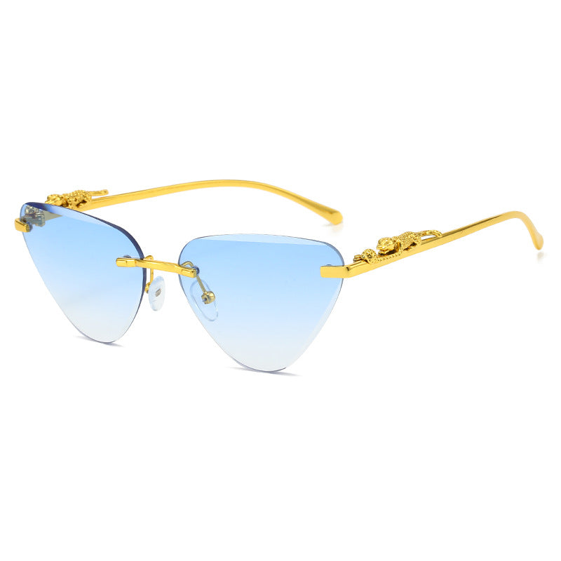 Damen Designer-Sonnenbrille mit kreativem, dreieckigem Rahmen und elegante goldene Akzente Brehn