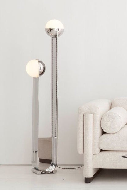 Moderner minimalistischer Stehlampe mit doppelten Globus