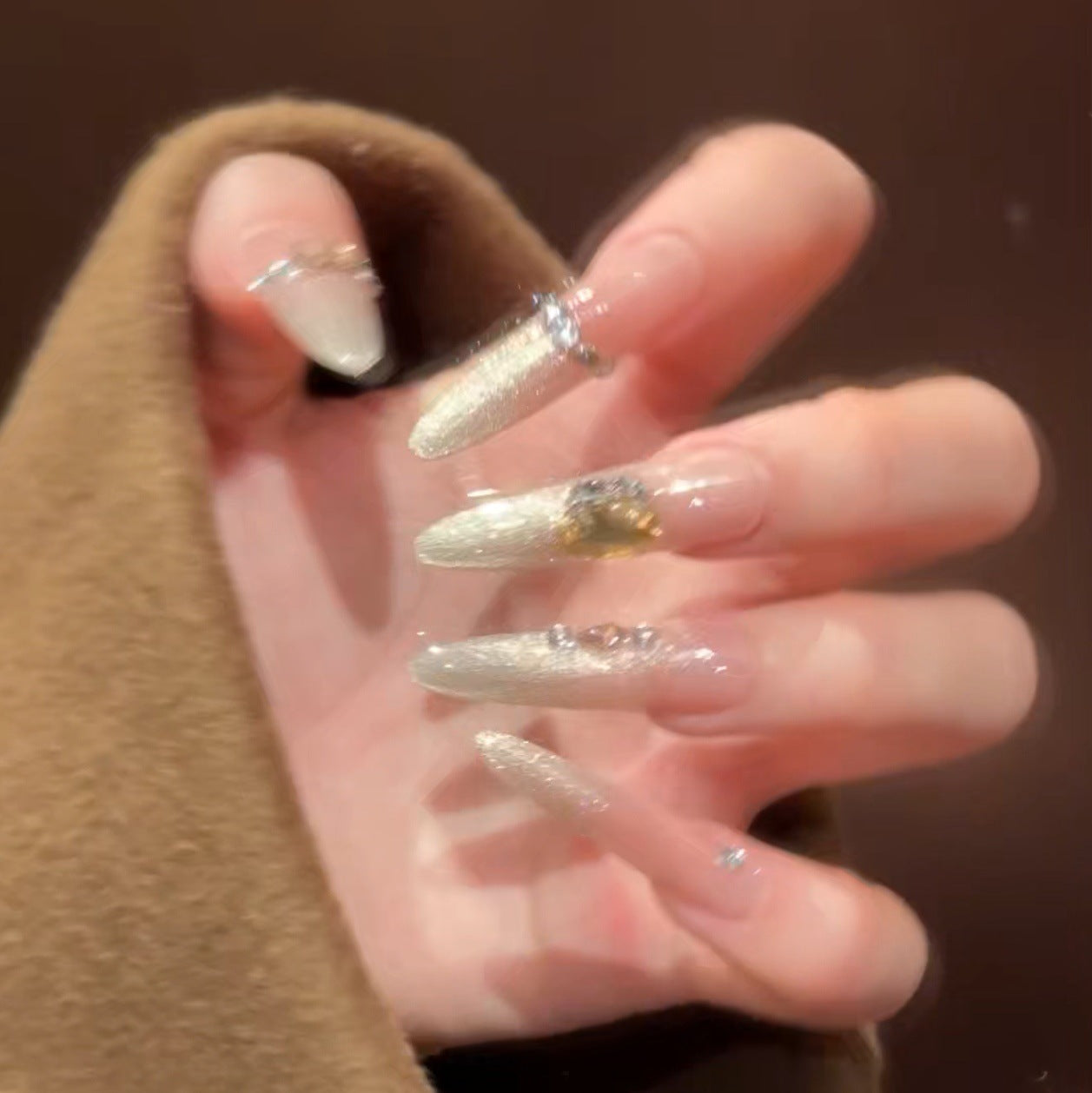 Elegante Glitzerpress-on-Nagelerweiterungen Brehn