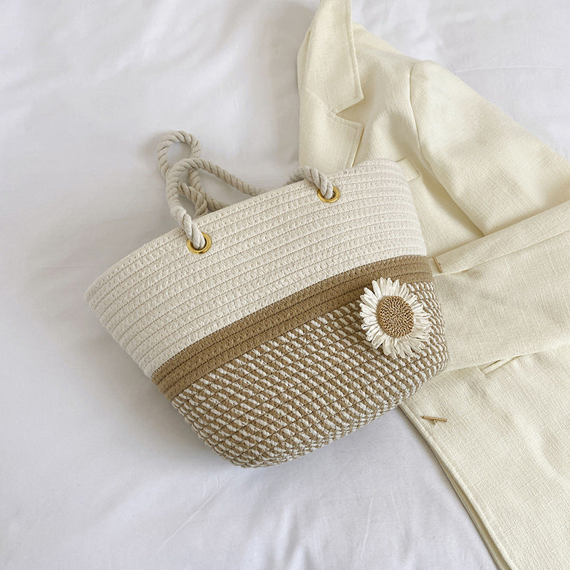Handgefertigte Strohtasche mit floralem Detail Brehn