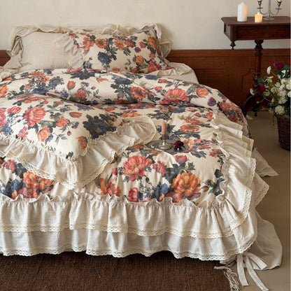 Bettwäschegarnitur im Baumwoll‑Leinen Shabby‑Chic mit Volantbettrock, Häkelspitze und großflächigem Blumenprint