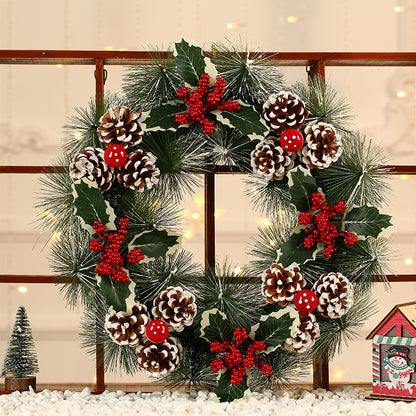 Festlicher Weihnachtskranz mit Tannenzapfen und Beeren Brehn