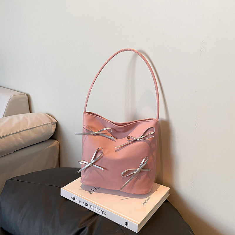 Schultertasche mit Schleifenverzierung