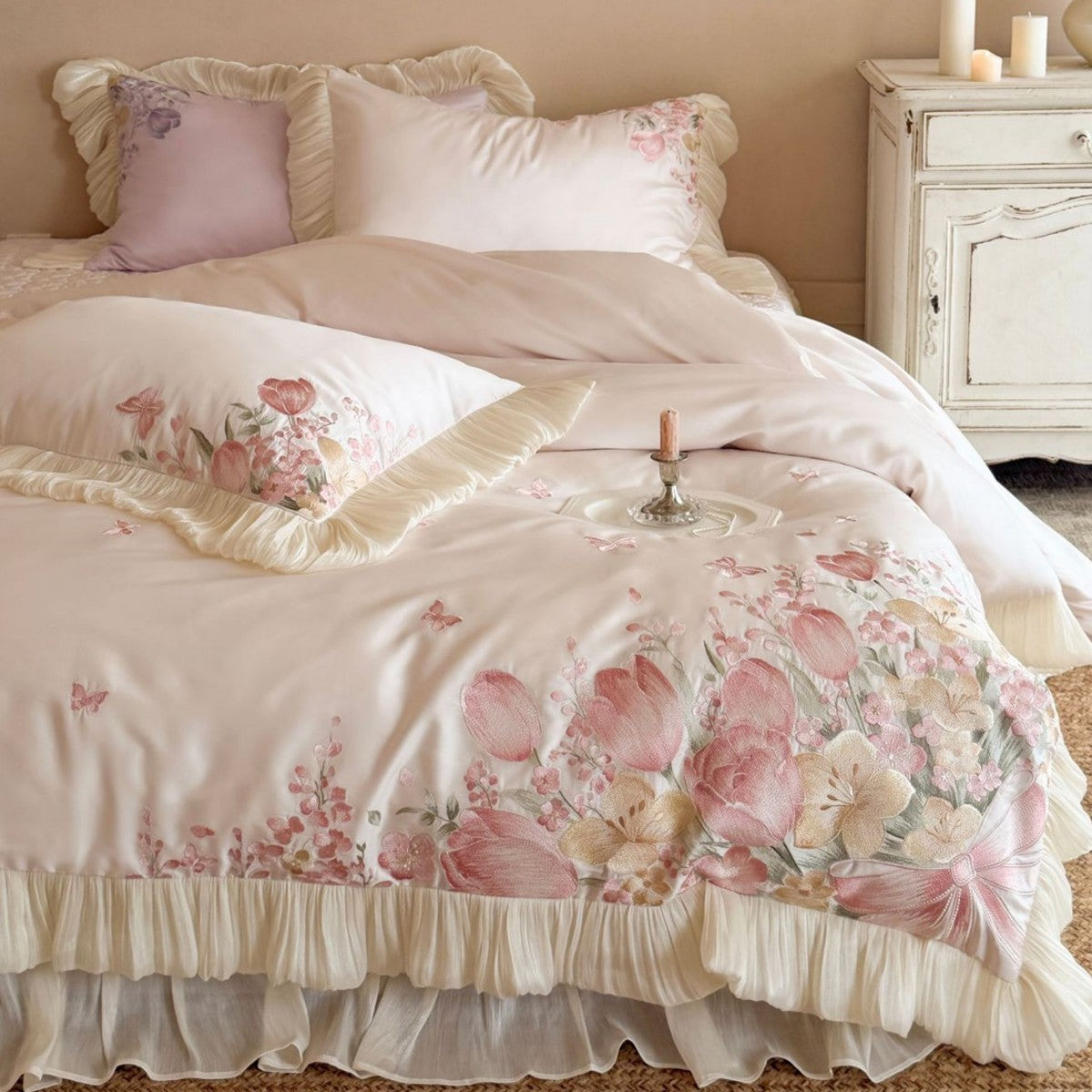 Luxuriöses besticktes Satin-Bettwäscheset mit Rüschen und floralen Details