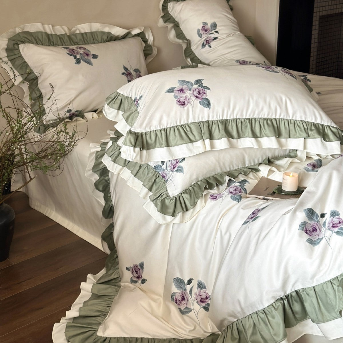 Blumengesticktes Rüschensatin-Bettbezug-Set mit doppellagigem Rüschensaum