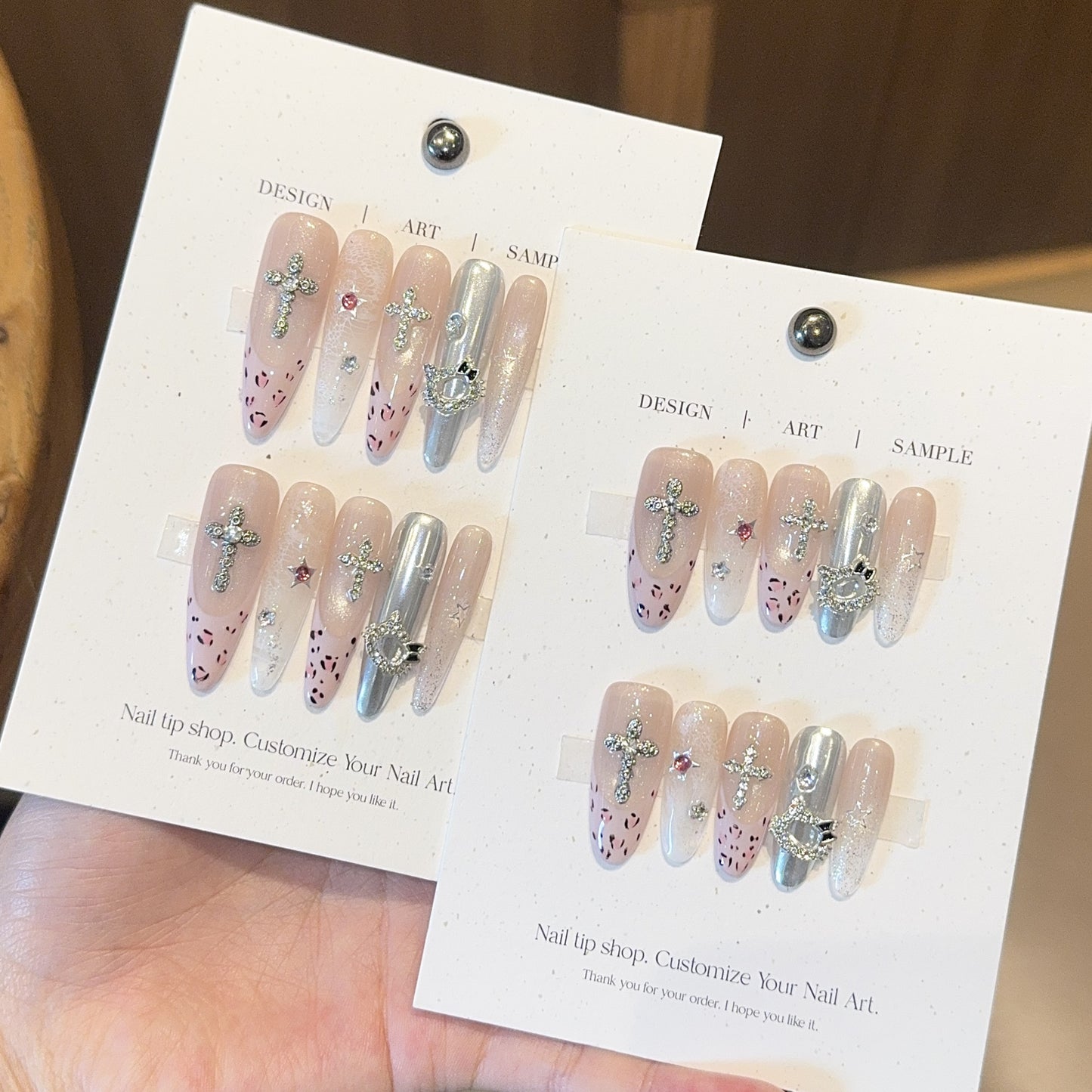 Kunstnägel mit Funkelnden Strass- und Kreuzmotiven Brehn