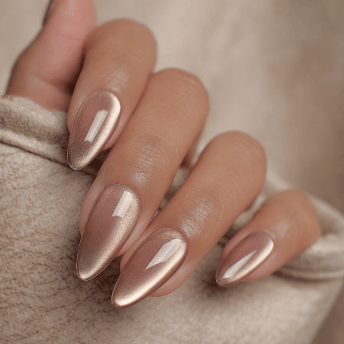 Glänzende Stiletto-Nageltipps