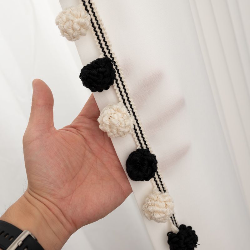 Dekorative Bordüre mit Pompons Brehn