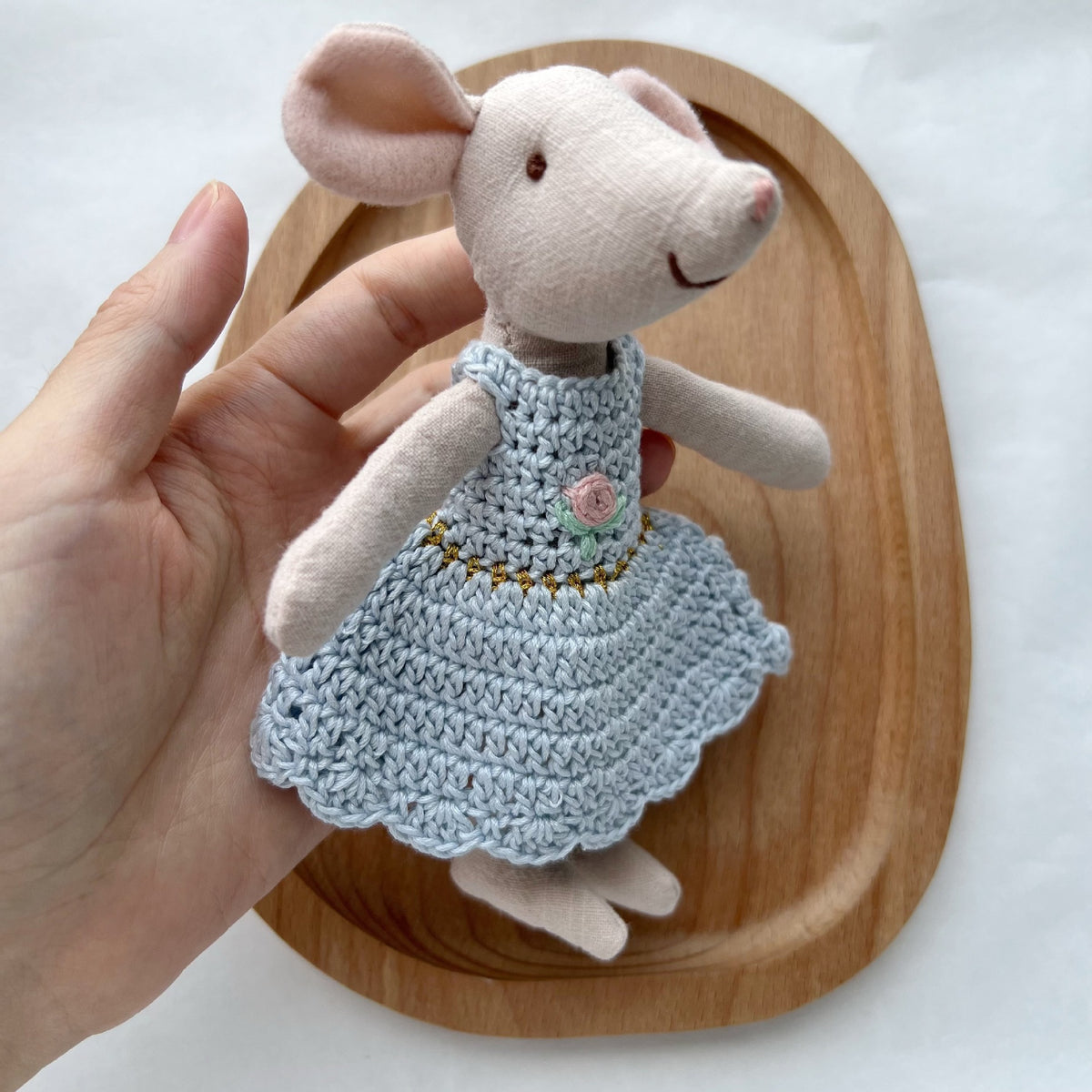 Handgemachte Leinenmaus Puppe mit gehäkeltem Minikleid
