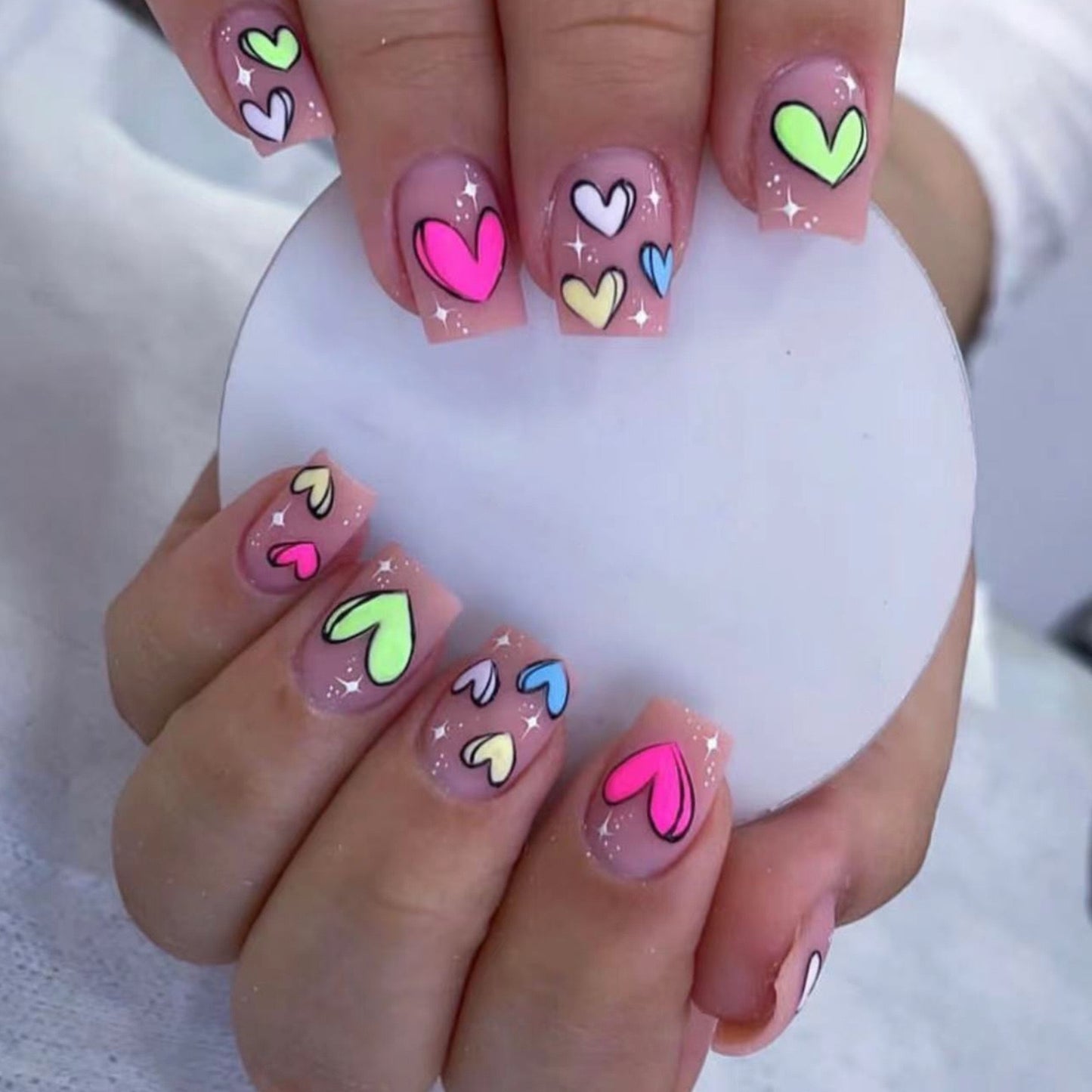 Kunstnagelset mit verspielten Herzmotiven Brehn