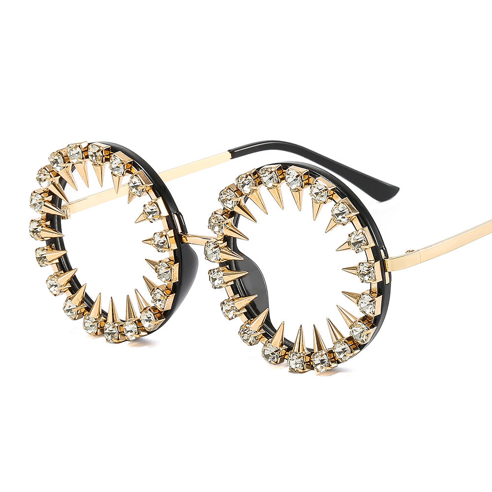 Damen kreative und auffällige Sonnenbrille mit Spikes und Strassdetails Brehn