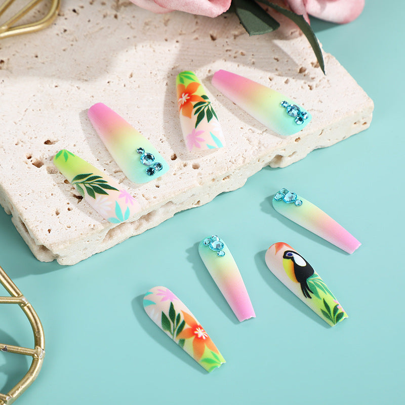 Künstliche Nagelspitzen im tropischen Design Brehn