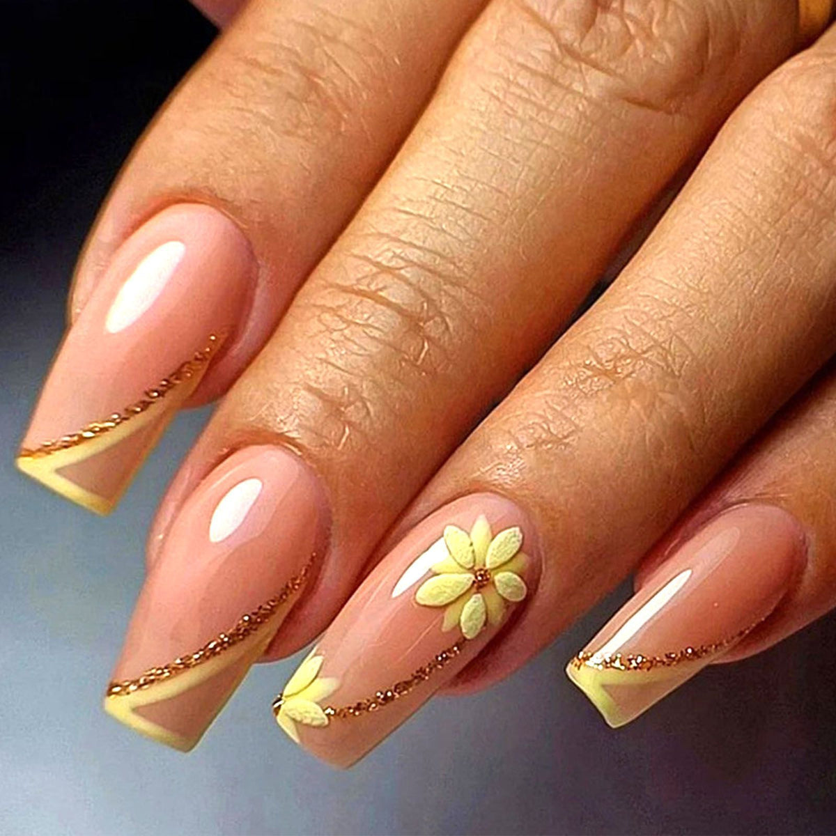 Dekoratives Floral Press-On Nagelkunstset mit 3D-Blumenakzenten Brehn