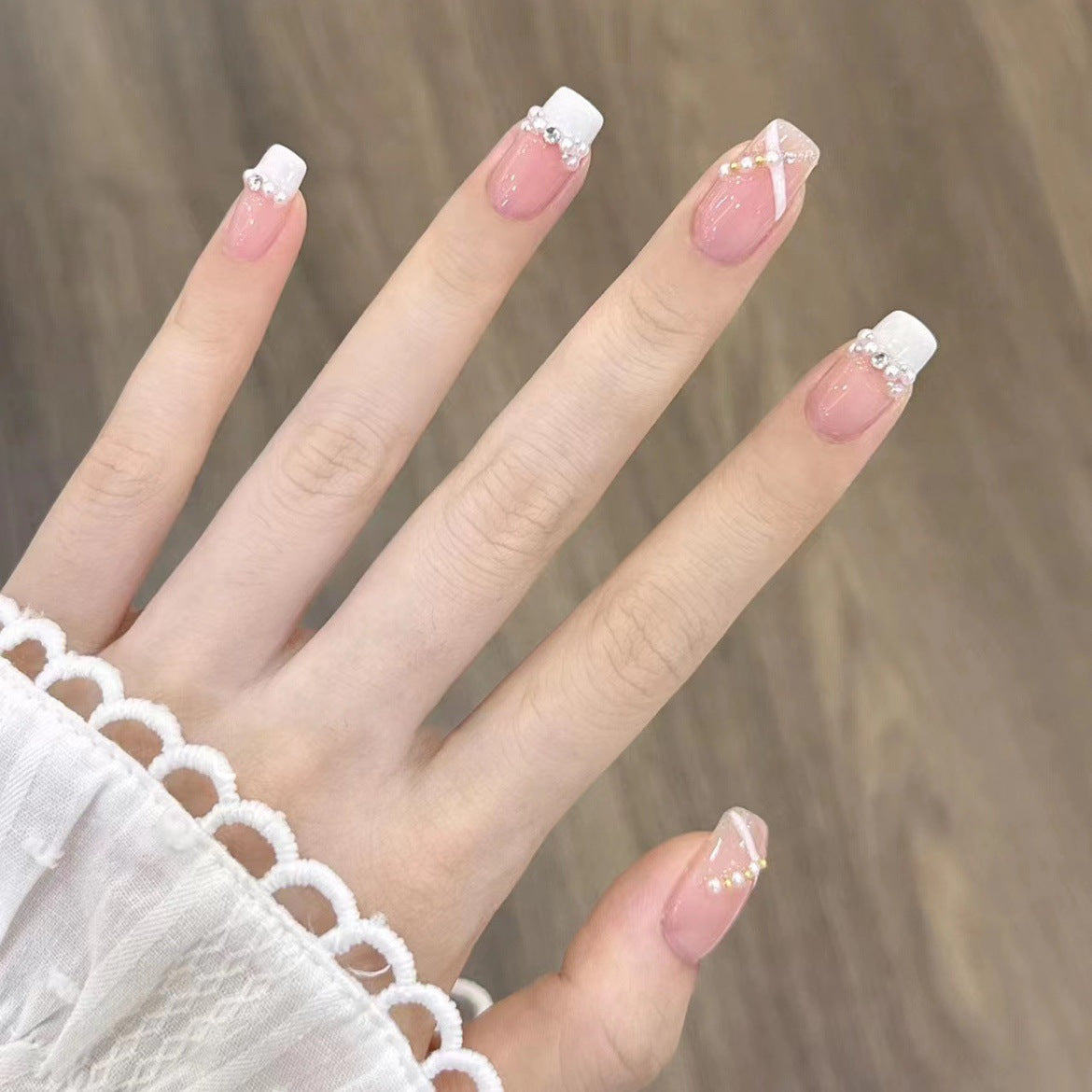 Kunstvolle Nagelverlängerungen mit Blumendesign Brehn