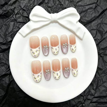 Künstlerisches Press-On-Nageldesign-Set mit floralen Verzierungen