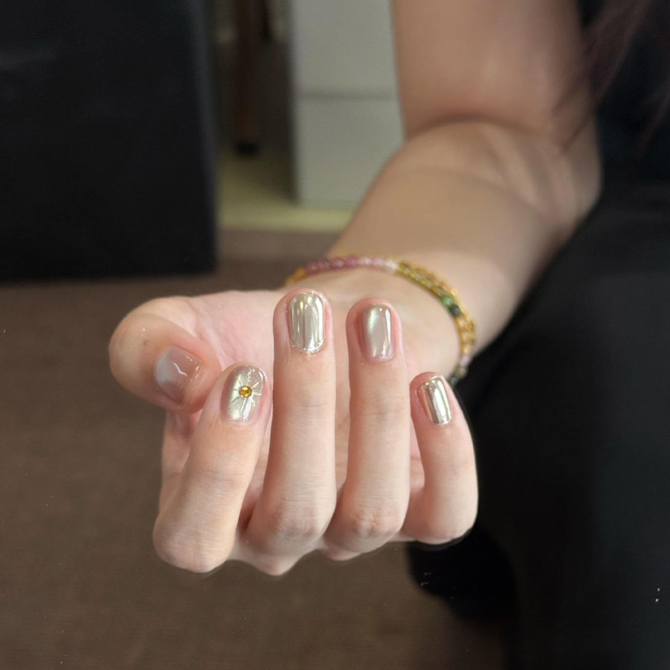 Kunstnägel mit Luxuriösem Metallic-Finish und Funkelndem Akzent Brehn