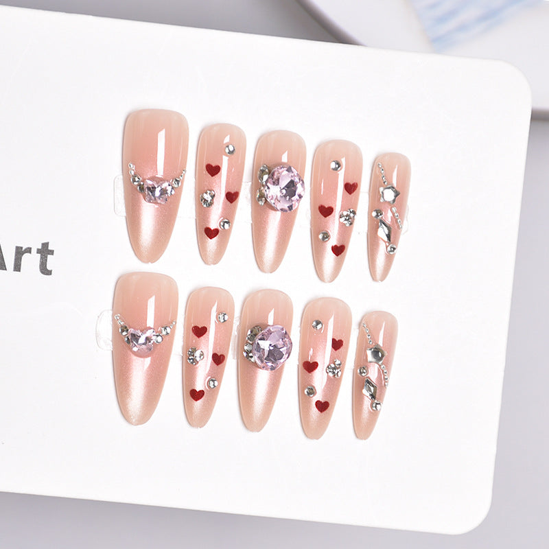 Dekorative Press-On-Nagelkunst mit Herz- und Edelsteindetails Brehn