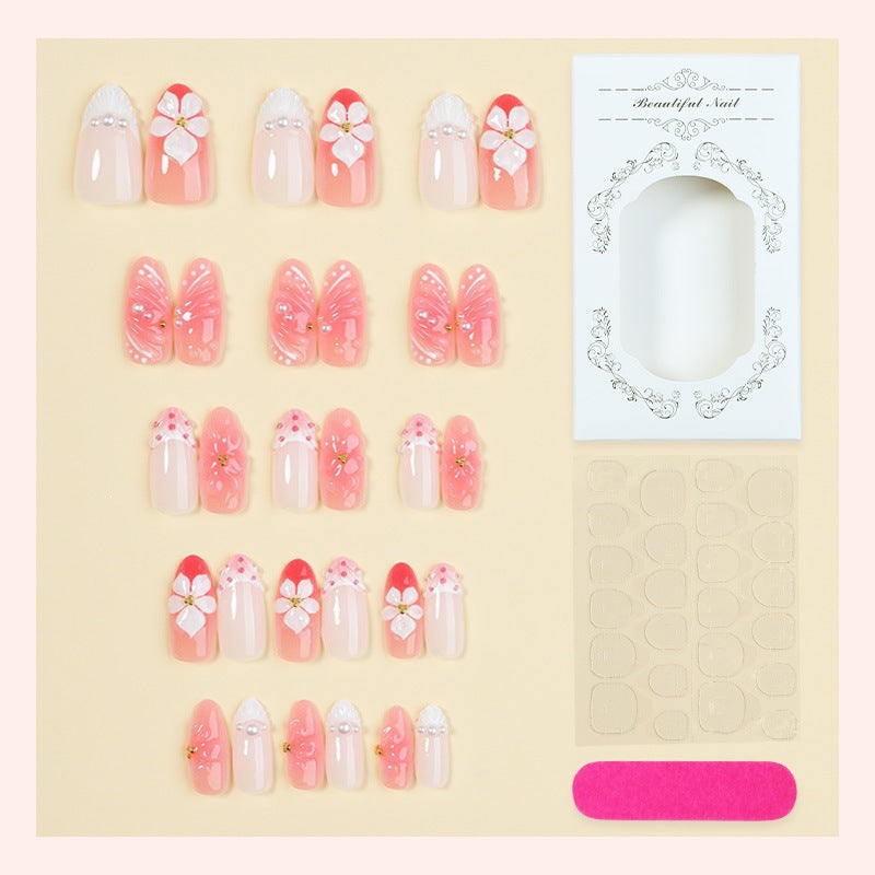 Kreatives Kunstnagelset mit floralen Details Brehn