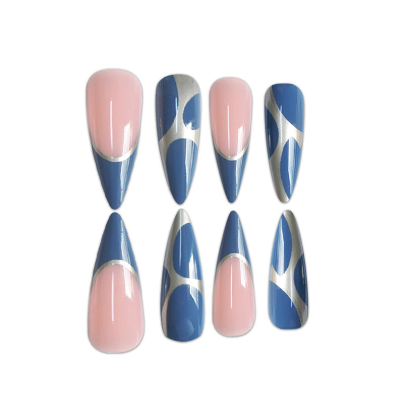 Künstlerisches Stiletto Press-On-Nail-Design mit Metallverzierung Brehn