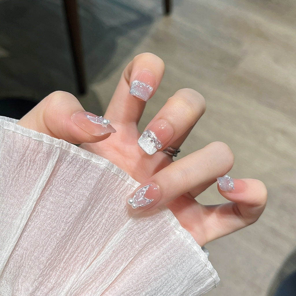 Elegante mit Kristallen verzierte Nagelverlängerungen Brehn