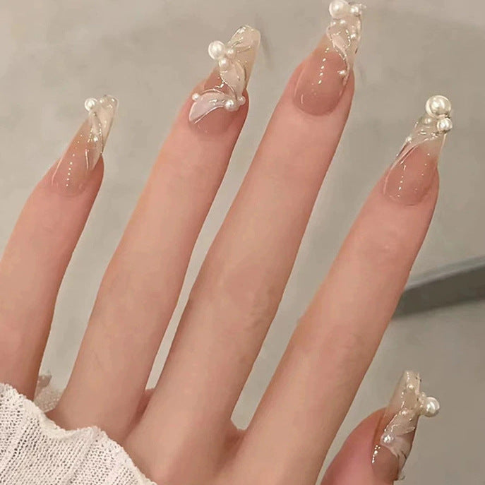 Elegantes Nageldesign mit Perlenverzierung Brehn