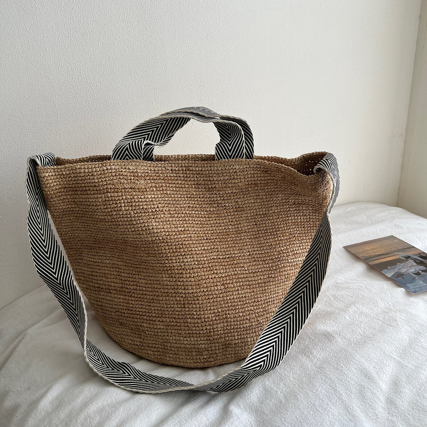Handgefertigte Strohtasche mit Modischem Streifenmuster Brehn