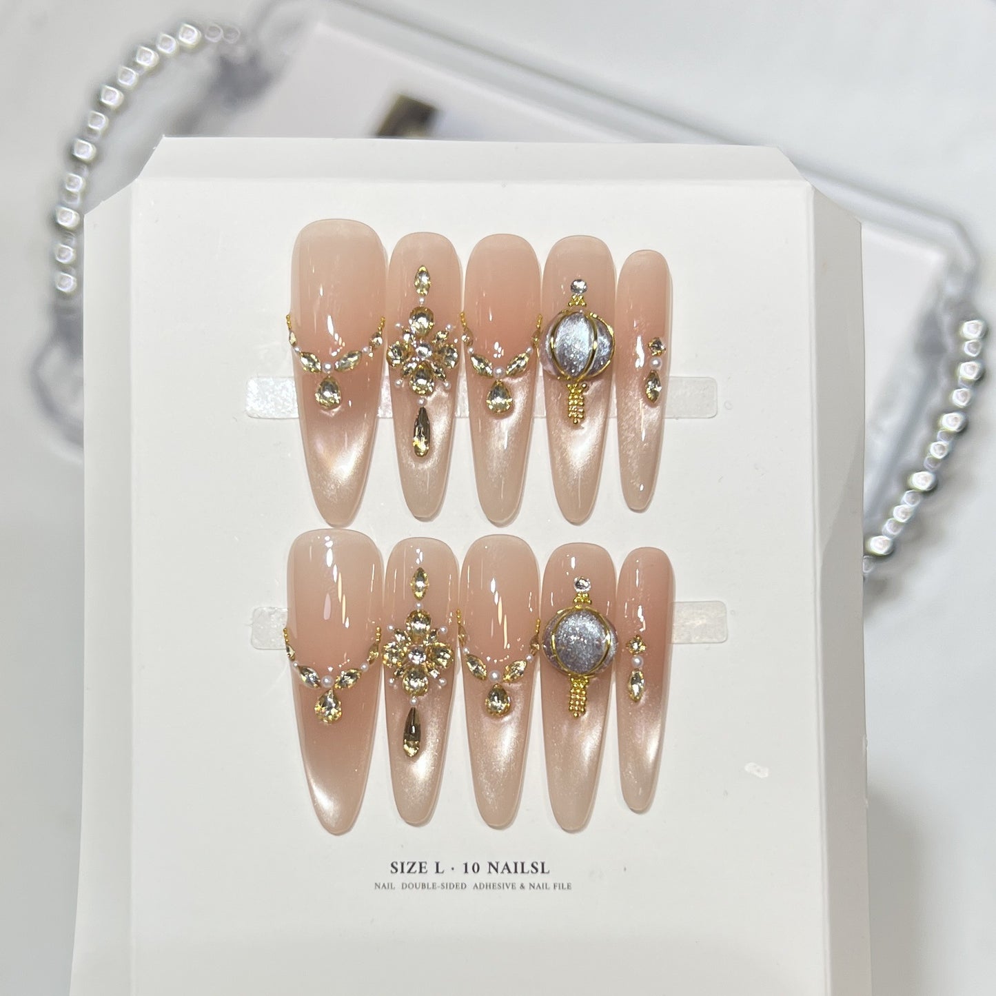 Künstlerisches Press-On-Nagelset mit elegantem floralen Design Brehn