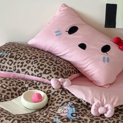 Leopard-Print Baumwollsatin Bettwäsche Set mit Wendbarem Pinkem Laken und Cartoon Applikations-Kissenbezügen