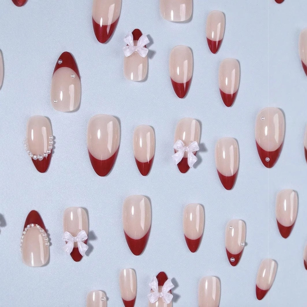 Kunstnagelset mit glamourösen Strass- und Schleifenverzierungen Brehn