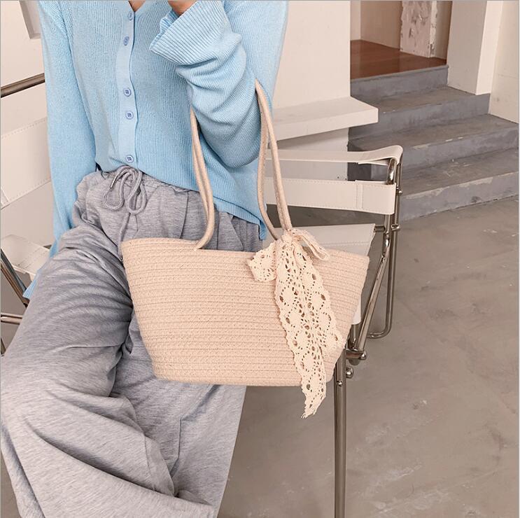 Handgefertigte Basttasche mit Spitzenakzent Brehn