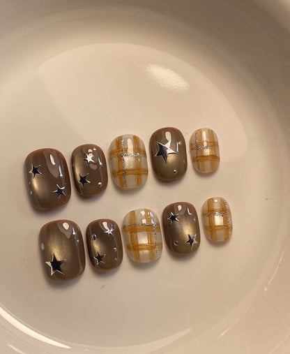 Künstlerisches Nagelkunst-Set mit einzigartigen Sterne- und Karodesigns