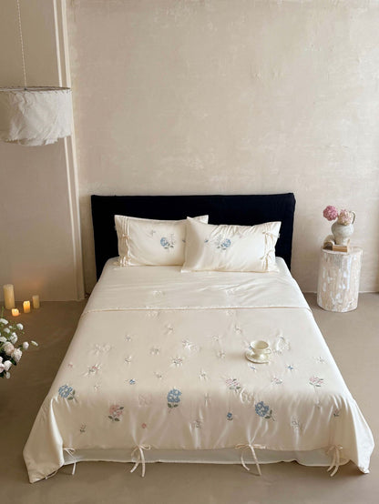 Gestepptes Bettüberwurf-Set mit fein besticktem Blumenrelief und Bandbefestigung Brehn