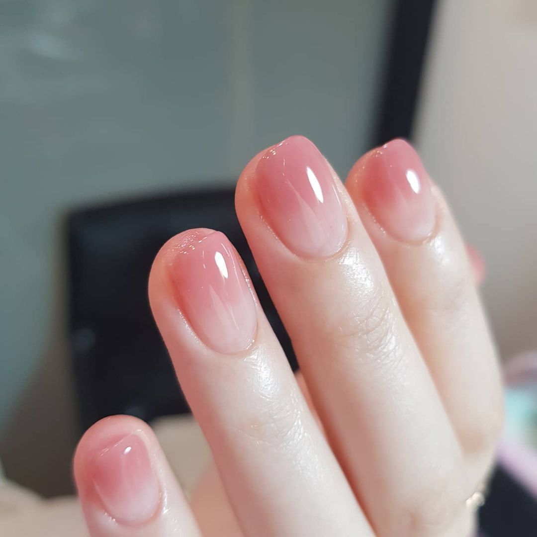 Hochglänzende Kunstnägel mit Rosé-Effekt Brehn
