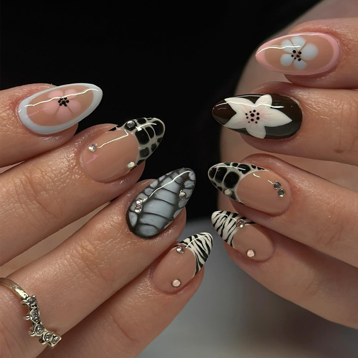 Kunstnägel mit Eleganten Designs und Schmuckelementen Brehn