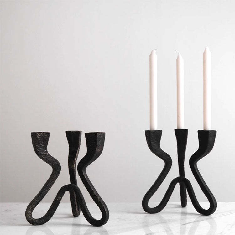 Künstlerischer Metallkerzenständer