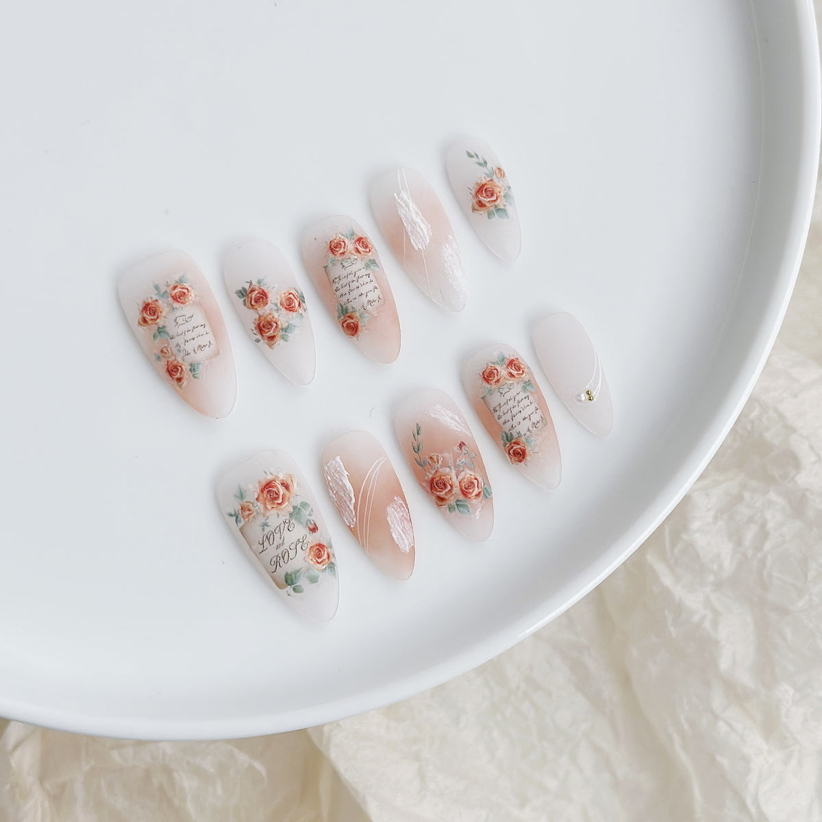 Künstlerisches Press-On-Nagelset mit floralem und Textdesign