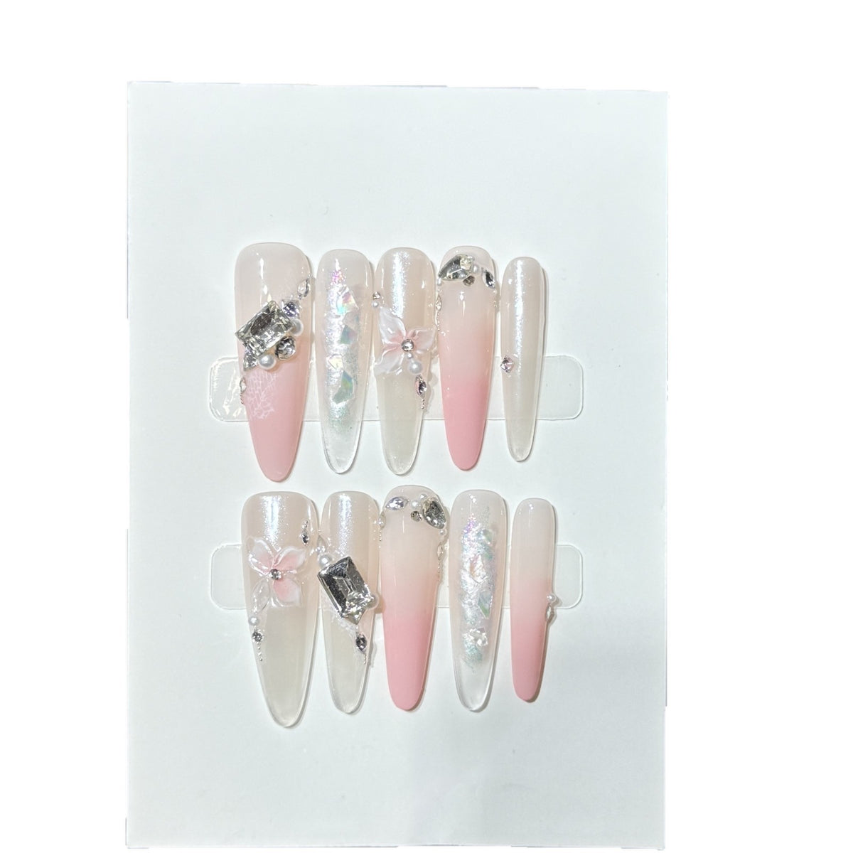 Elegantes Stiletto Press-On Nagelkunst Set mit dekorativen floralen Akzenten Brehn