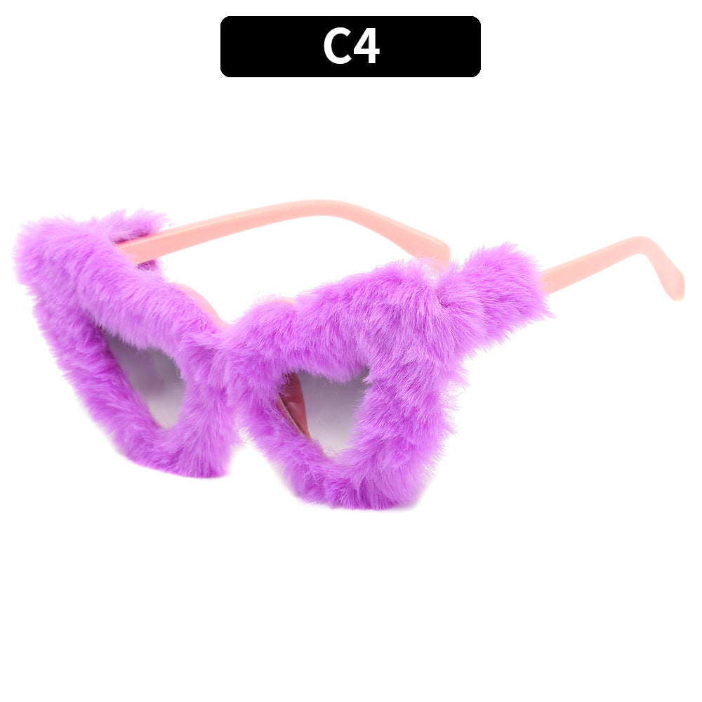 Stylische Sonnenbrille mit dreieckigem Rahmen und Kunstfellbesatz