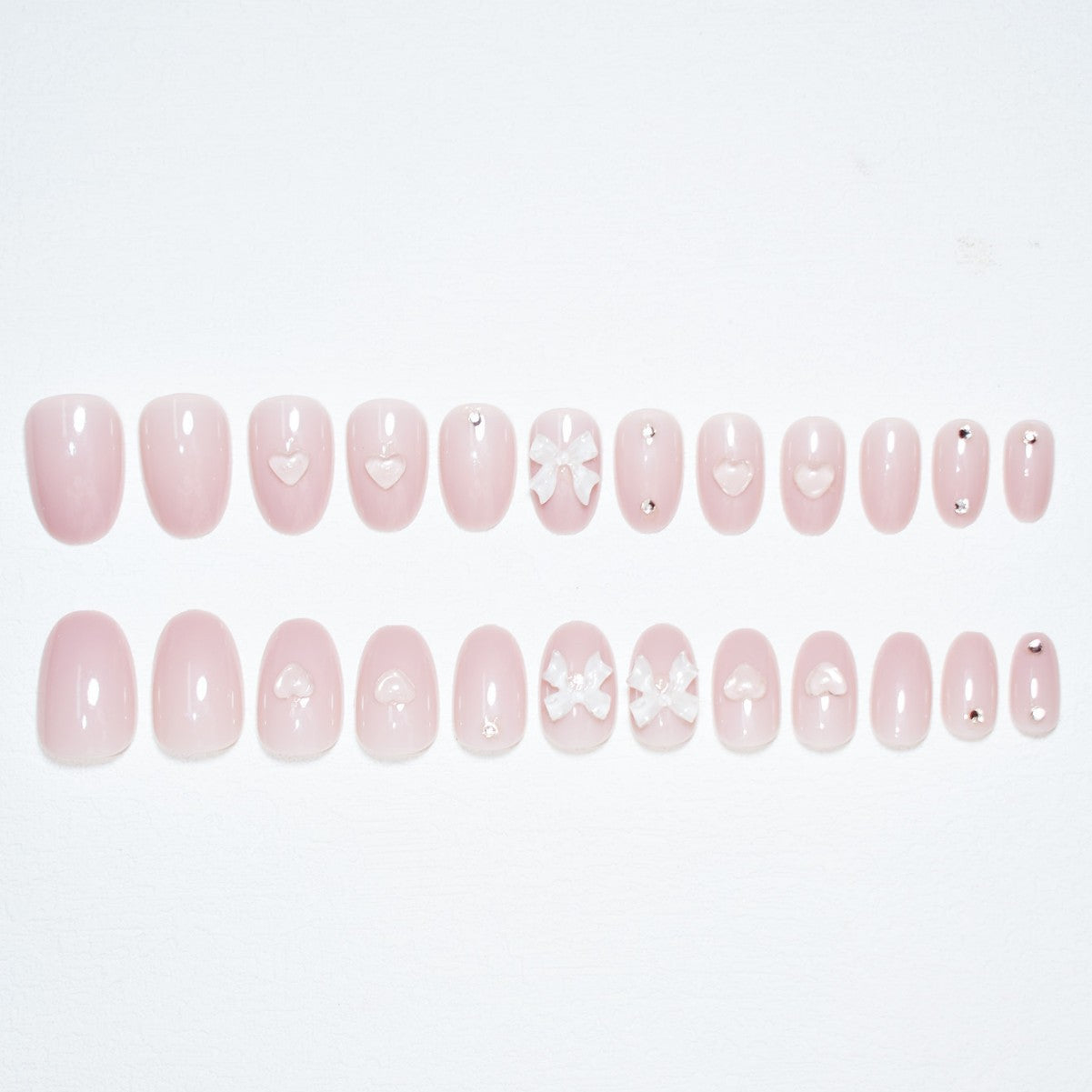 Künstlerisches Press-On Nagelset mit eleganten Schleifenakzenten Brehn