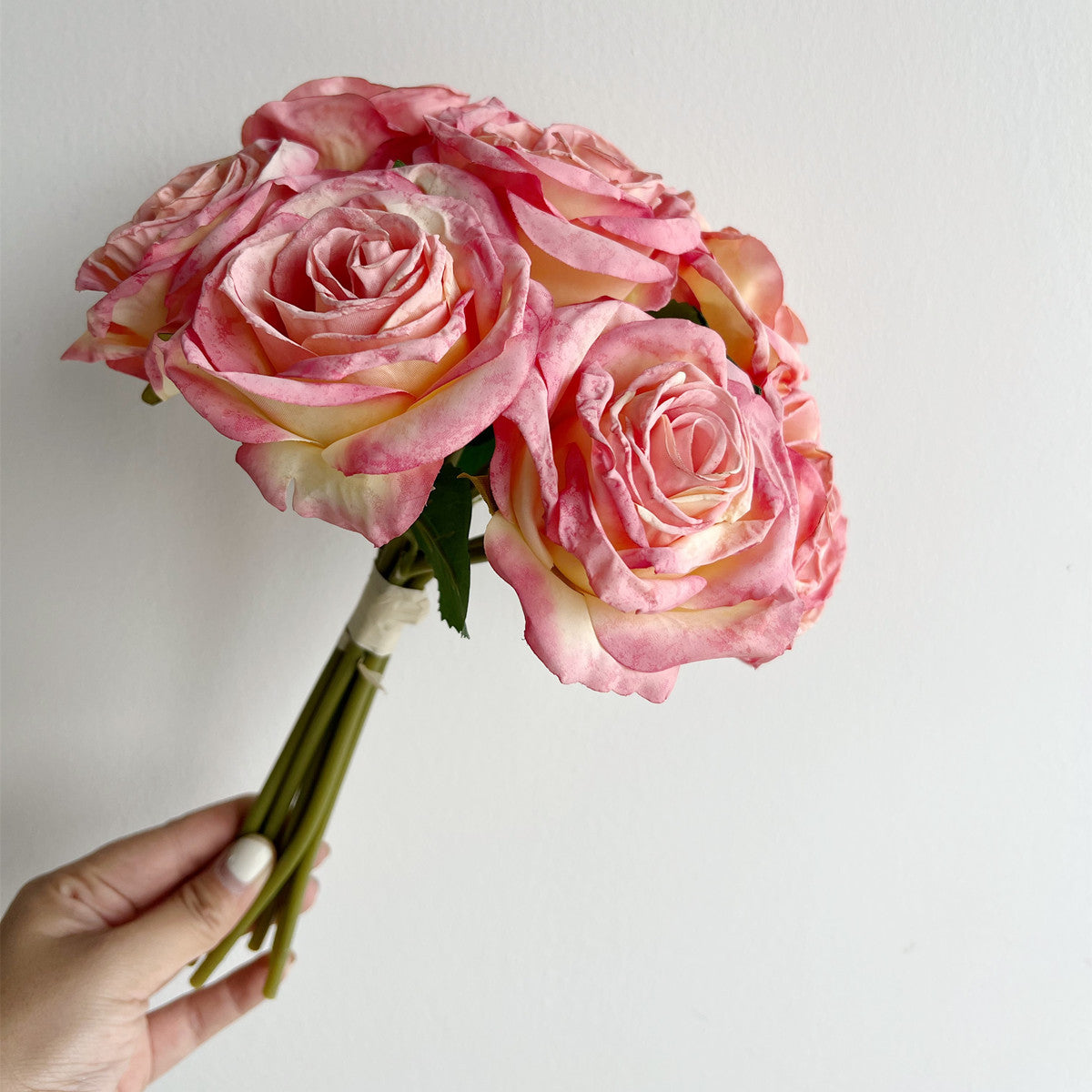 Eleganter künstlicher Rosenstrauß