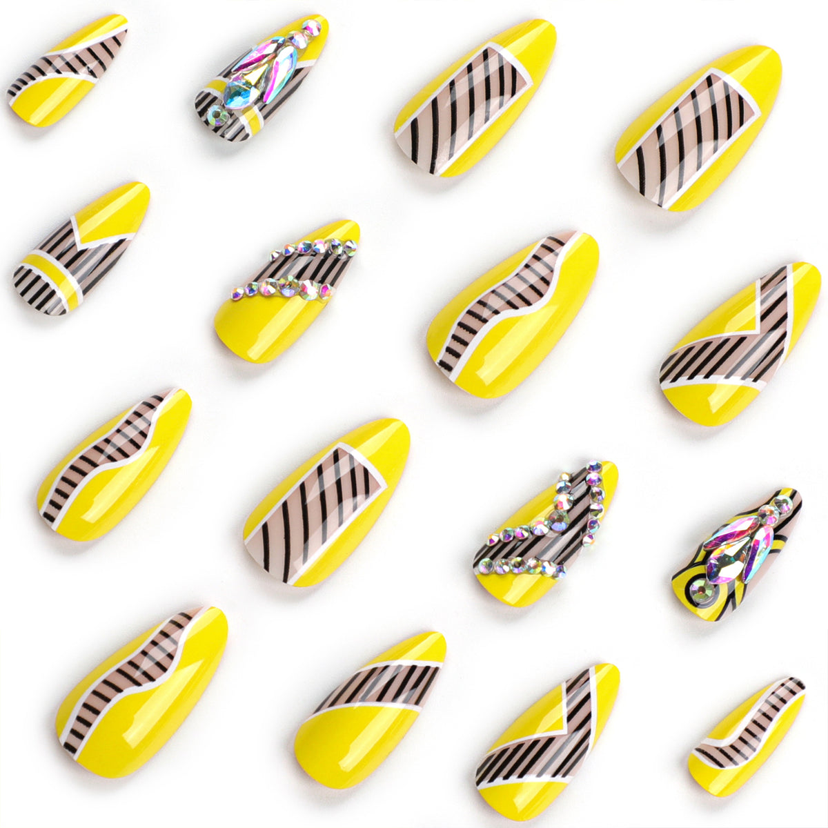 Kunstvolle Nagelverlängerungen mit geometrischem Design und Glitzerakzenten Brehn