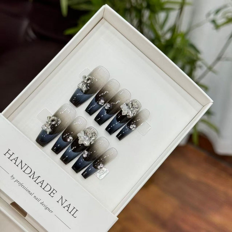 Künstlerisches Ombre Press-On Nagelset mit Strass-Akzenten