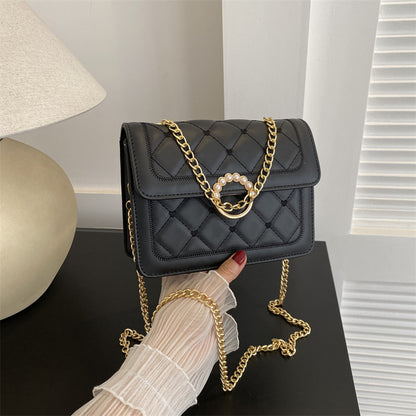 Elegante gesteppte Handtasche mit Ketten-Detail