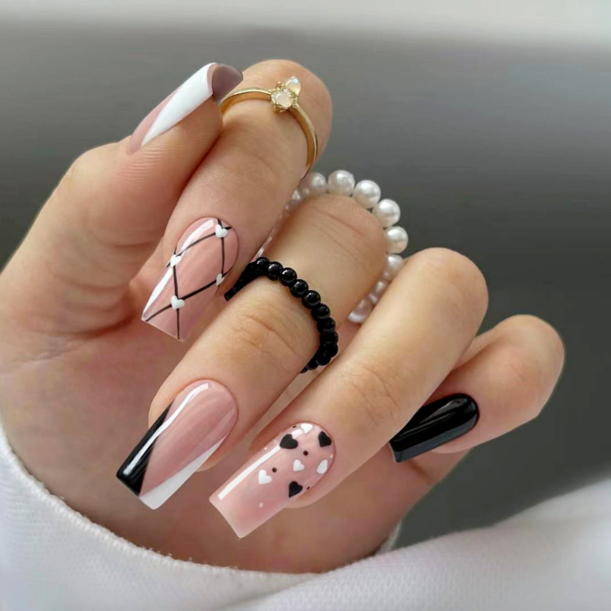 Kunstvolle Nail Art mit Herzmustern Brehn