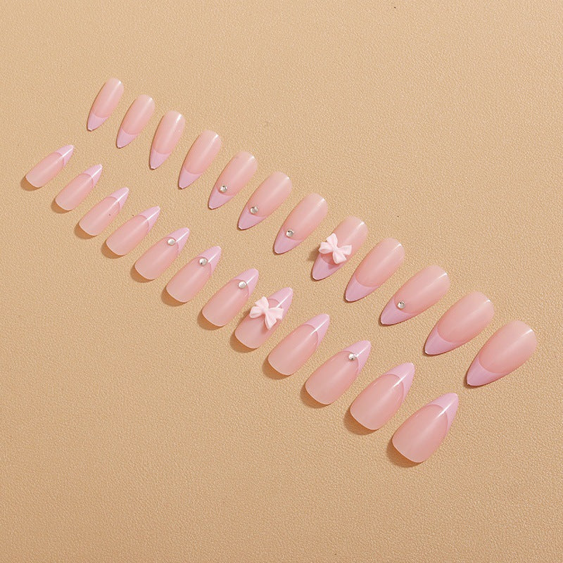 Glamouröse Nagelkunst mit Schleifen-Detail Brehn