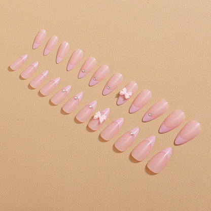 Glamouröse Nagelkunst mit Schleifen-Detail Brehn
